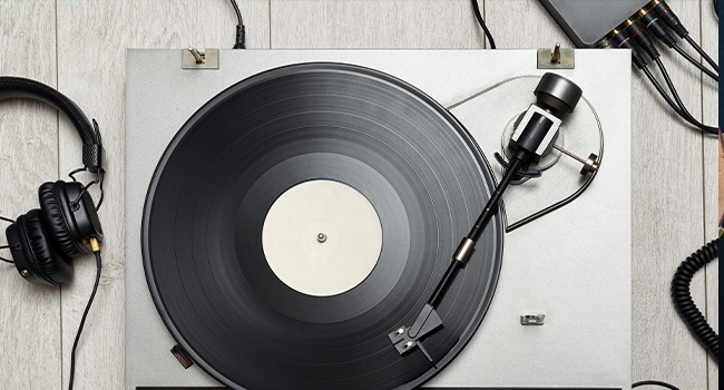 Use a Stereo Receiver With a Built-In Headphone Amplifier and a Dedicated Output Point to Listen to Vinyl Using Headphones